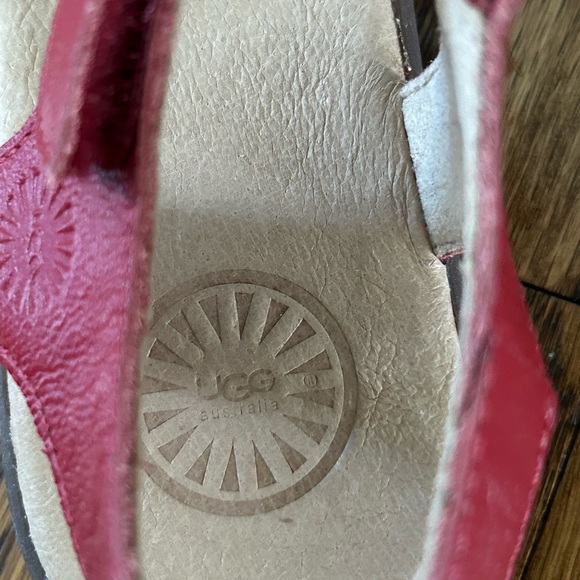 Brand New with original box leather UGG K Cathrin size 2 red Velcro sandals - Picture 3 of 4